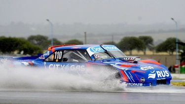 TORINO AL AGUA. Azar trata de llevar el auto en un sector inundado..