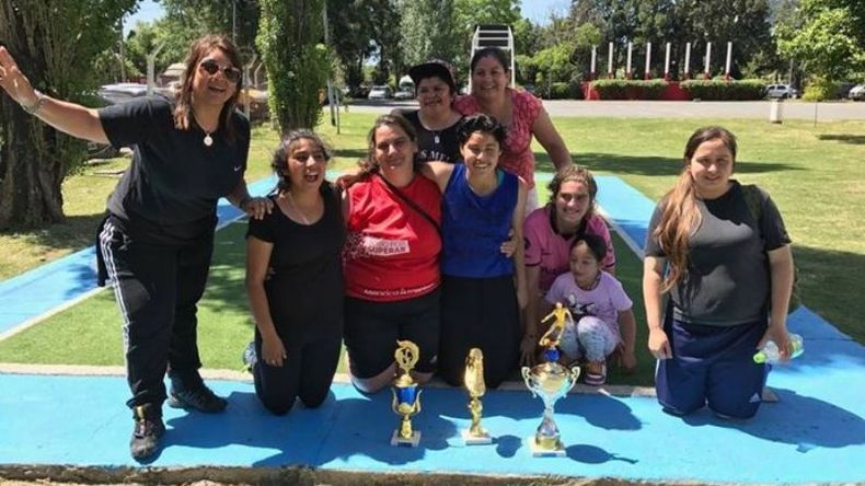 PRIMERAS. El equipo femenino de Muni Pilar, que se coronó en Tigre..