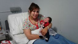 ADELANTADO. Noah, junto a su mamá Sabrina..