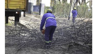 TRABAJO. Los empleados muncipales esperan el acuerdo para cobrar la suba..