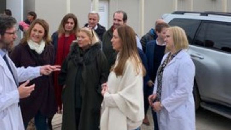 Vidal y Carrió, en la entrada de la nueva maternidad..