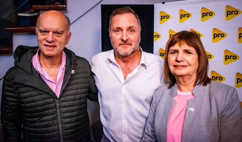 TROFEO. Antonetti obtuvo su foto con Bullrich y Grindetti. &nbsp;