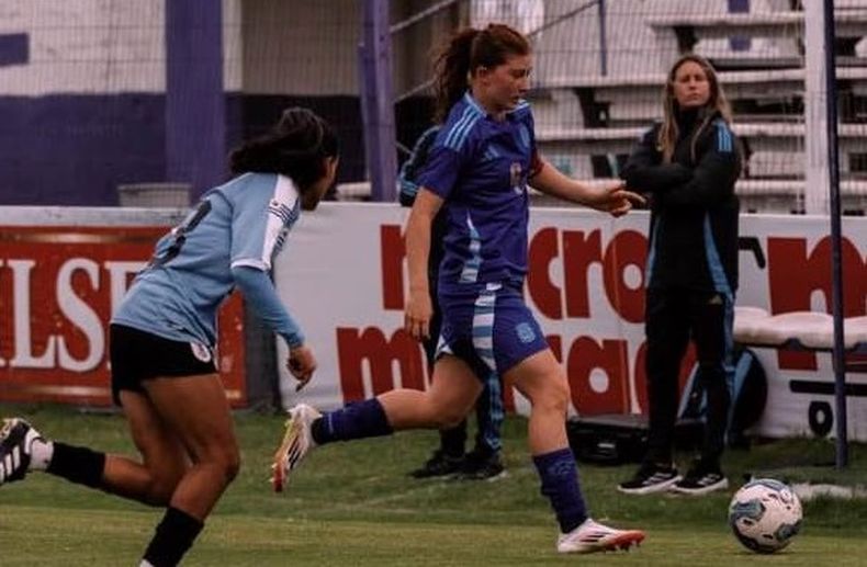 GOLEADORA. Annika Paz en uno de los amistosos de la Sub 17 ante Uruguay.