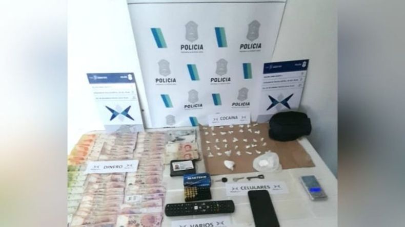 El detenido ocultaba cocaína para la venta en una riñonera..