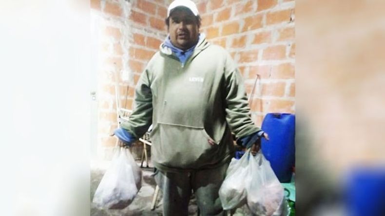 BOLSAS. Néstor Agüero donó comida al comedor del barrio..