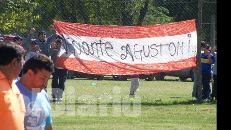El trapo de la hinchada de Agustoni, siempre presente..