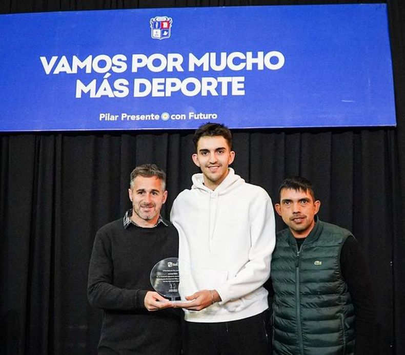 Lorenzo Nieto recibió de Federico Achával y Fernando Trillo el homenaje en la Copa Municipal de Vóley.