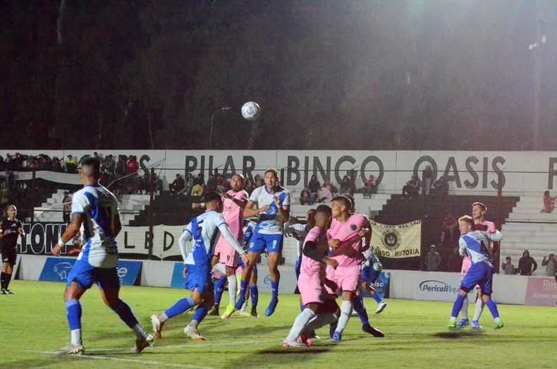 POR ARRIBA. Midland se plantó bien en defensa y el Monarca tuvo que probar con centros.&nbsp;