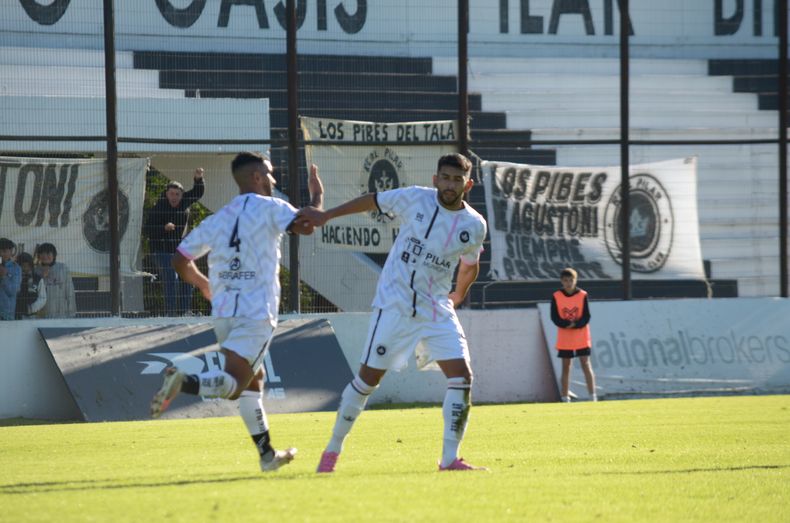Luis Monge celebra su gol junto a Eloy Rodríguez. El defensor definió junto a un palo. Pero no alcanzó.&nbsp;&nbsp;