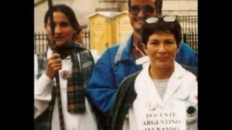 CARPA BLANCA. Ortiz ayunó en 1997. Atrás, Hugo Cánepa..