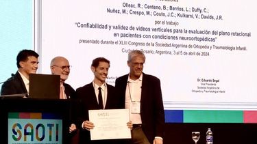 CON DIPLOMA. Ramiro Olleac al momento de la premiación en Rosario.