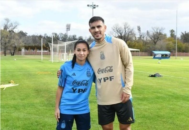 Belén Ludueña con Leandro Paredes en el predio de Ezeiza.