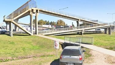 La parrilla robada fue abandonada en un puente peatonal.