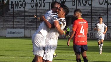 DESAHOGO. Lucas Ríos lo grita con todo. Fue el gol de triunfo para Pilar..