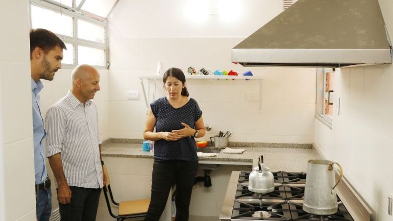 REFORMA. Donoso y Ducoté, en la renovada cocina escolar..