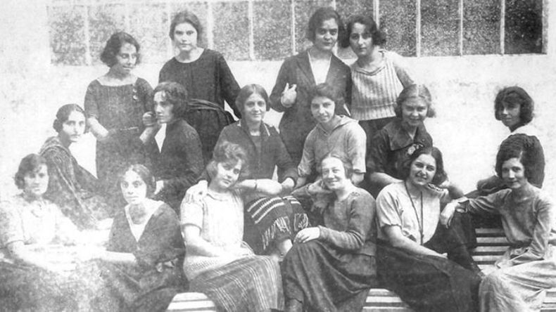 Un grupo de jóvenes posan para el fotógrafo, durante unadespedida de soltera, en 1912. El encuentro se realizó en el Hotel Centenario, ubicado en la esquina de independencia y Belgrano..