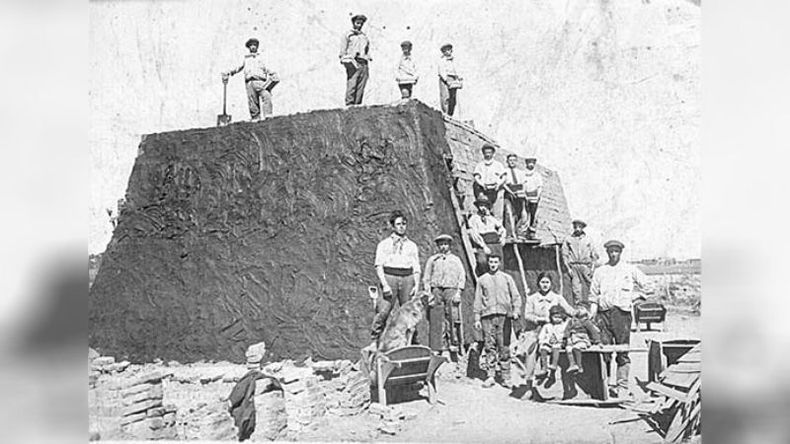 Horno de ladrillos en Presidente Derqui, en la década de 1920. Estaba en lo que hoy se conoce como barrio El Bajo. Sus propietarios eran Servando Arias, Vicente Palpacelli y los hermanos Podestá. .