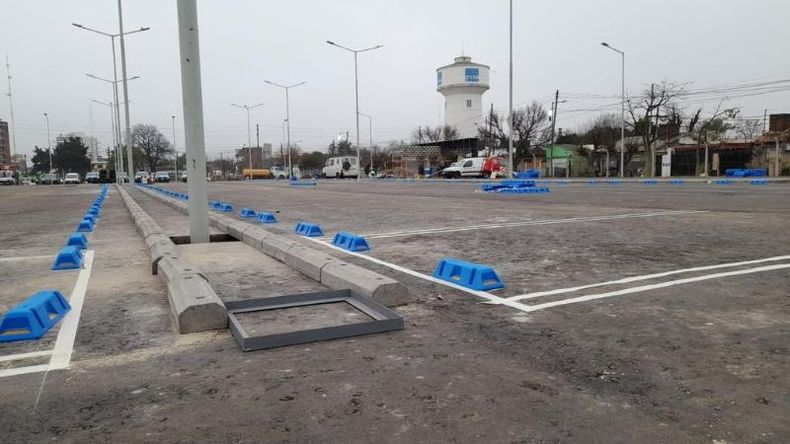 El estacionamiento tiene lugar para 400 autos. .