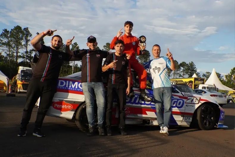 FELICIDAD. Stier y equipo festejan tras lograr la quinta clasificación del año.