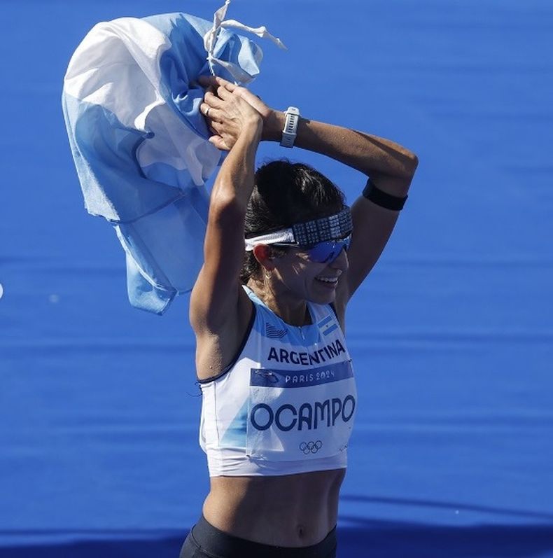 BANDERA. Daiana Ocampo feliz tras completar el maratón de los Juegos Olímpicos.