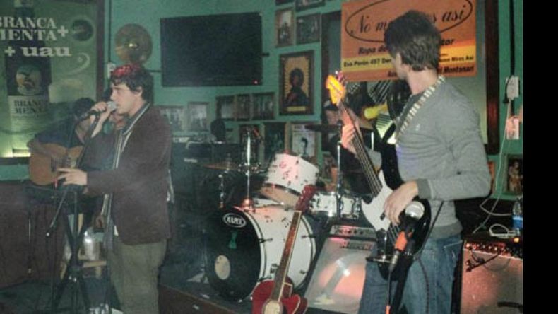 Adriel y su banda durante el show que este martes dio en Alquimia..