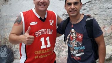 Con Abel Ayala, vistiendo los colores del Sportivo fuera de cámara..
