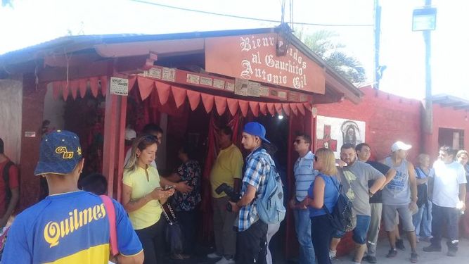 Los promeseros haciendo fila para llegar a la imagen del Gauchito Gil.