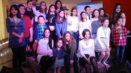 EMOCIONADOS. Los ganadores del concurso junto a los integrantes del jurado..