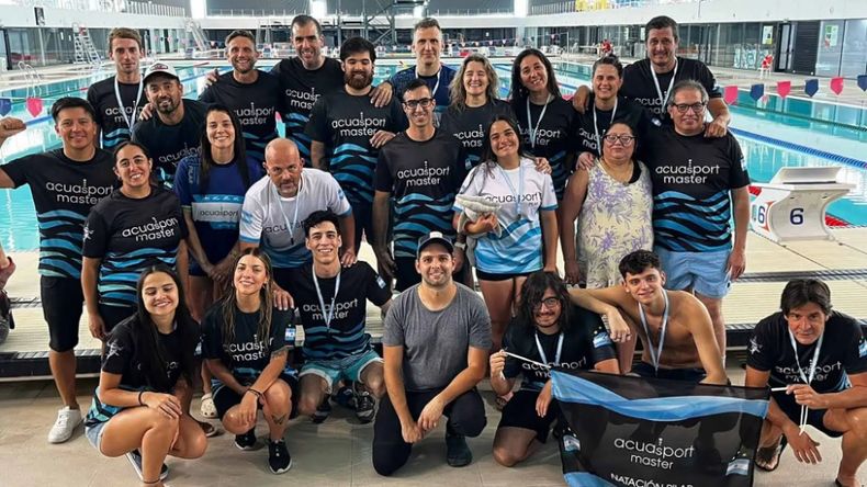 CAMPEONES. Los integrantes de Acuasport con sus medallas tras la coronación.