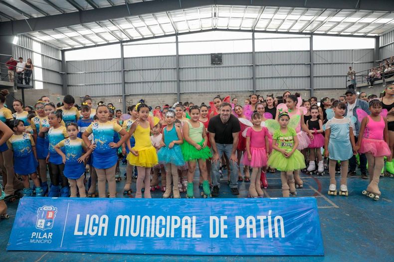 ESCUELA MUNICIPAL. Achával participó del show de la Escuela Municipal con las chicas.