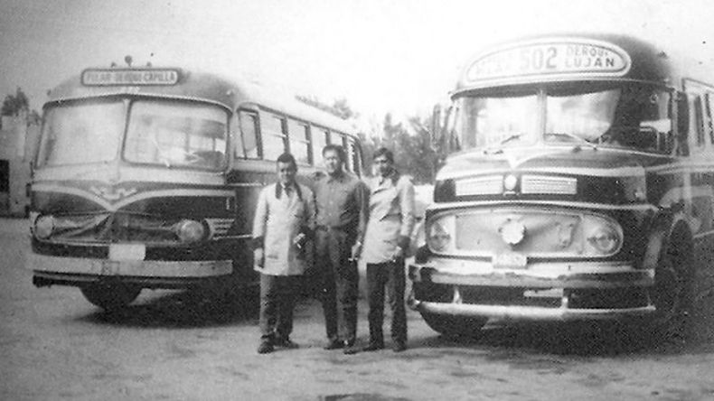 Playa de la empresa de transporte San José, en el año 1971. En el centro de la imagen aparece Florencio Denevi, socio fundador de la compañía. .