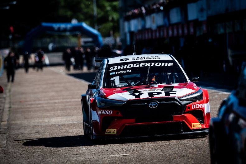 El Toyota Corolla de Matías Rossi en la salida de boxes.