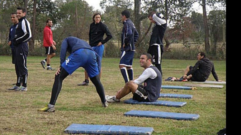 (Prensa Fénix). Los jugadores siguen con la pretemporada en Oliden..