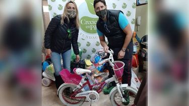 Y cuando nos faltaban 16 regalos de nenas para completar los 120 que entregaríamos al Comedor Comunitario Emanuel, llegaron Paula y Mariano con todos estos juguetes que reunieron de sus vecinos. Por favor, observá el detalle con el que los entregaron, lavados, empaquetados… Fundación Creciendo / @FcreciendoPilar..