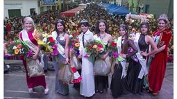 CORONADAS. La nueva reina, Noemí Méndez, junto a las princesas. .