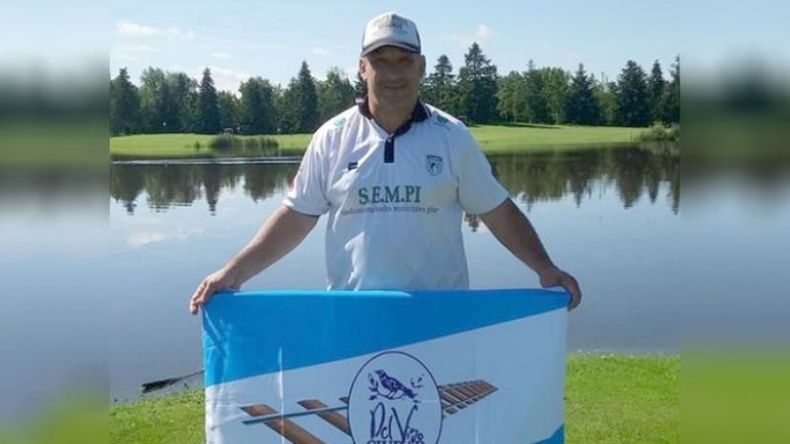 Franco Coronel con la bandera de su Del Viso querido antes de jugar FootGolf..