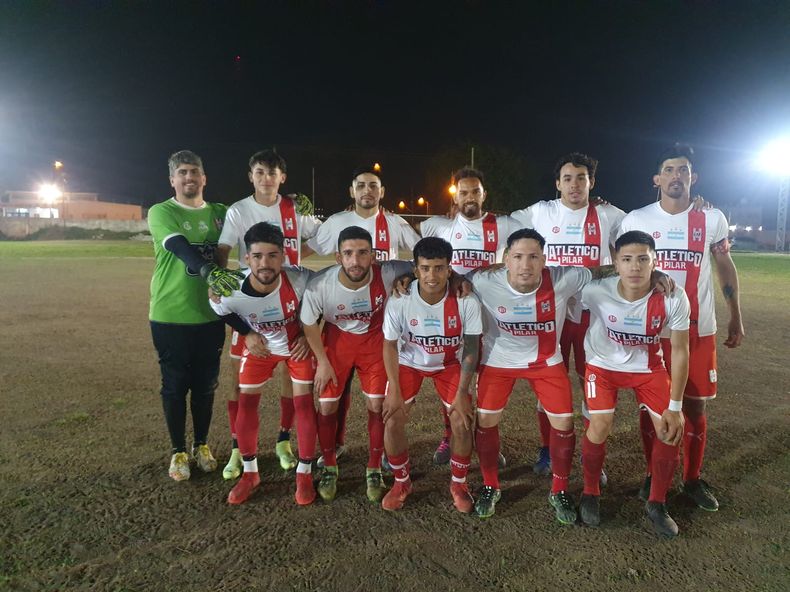 EQUIPO. Atlético posa previo al partido en José C. Paz.