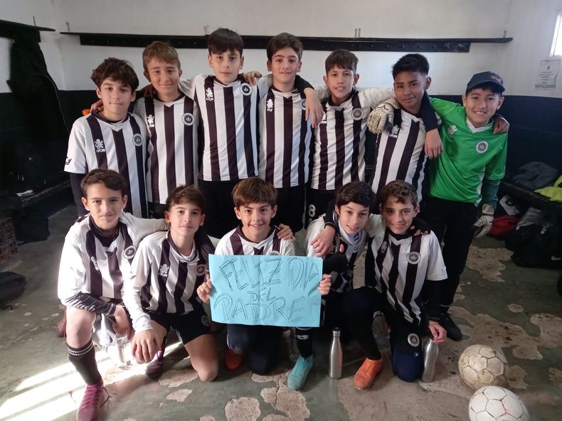 ¡FELIZ DÍA DEL PADRE! Los chicos de la 2011 de Real Pilar le dedicaron a sus papás el triunfo ante All Boys.