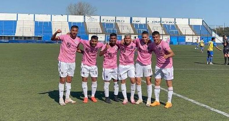 El festejo de los jugadores de Real Pilar, esta tarde, en la cancha de Midland.&nbsp;