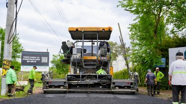 EN OBRA. La nueva máquina municipal trabaja en la calle Chubut.