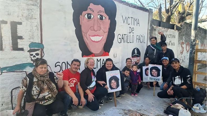 RESTAURADO. Familiares y militantes posan frente al renovado mural en memoria de Colman..
