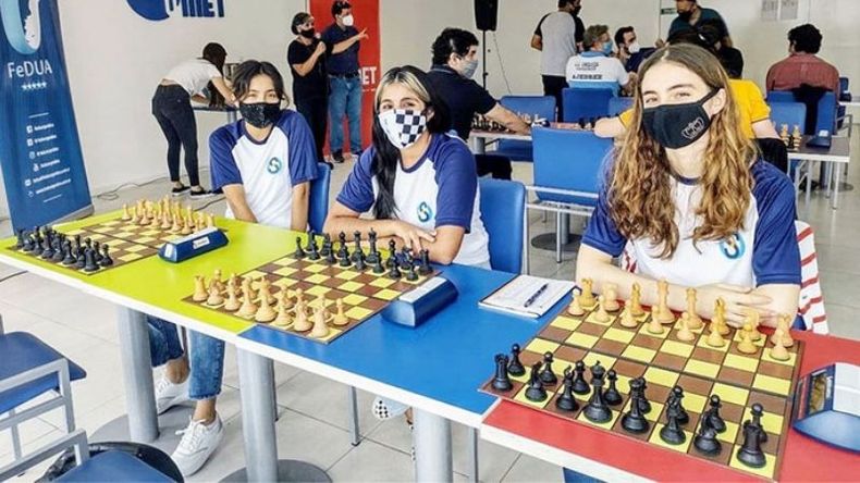 TABLERO. Francisco (der.) junto a sus compañeras de equipo..