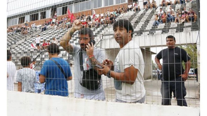 Amigos del área. El encuentro de Sportivo Pilar ante SATDSAID, del Torneo Federal C de Fútbol, reunió en la tribuna a dos viejos compañeros de Fénix y Atlético. Héctor La Tota Santillán y Lionel Fonzalida fueron testigos del estreno rojo, en el Carlos Barra-za, que se televisó a todo el país..