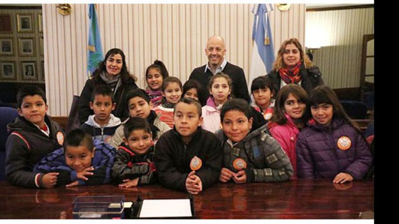 VISITA. Ducoté, ayer, con alumnos de la Escuela 46, de Los Cachorros..