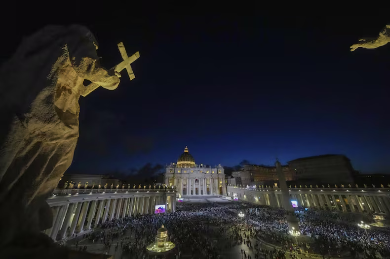 El mundo mira la chimenea de la Capilla Sixtina. (AP).avif