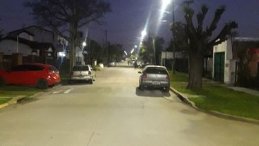 A la mañana, de casa salgo con el día oscurecido y vuelvo de noche todos los días de trabajar. Pero hoy llegué y me encontré con que el barrio estaba iluminado. #PilarSeEnciende. Cuando los impuestos que pago vuelven en obras. TABARÉ FERNÁNDEZ BERNENGO / @tabarefernandez.