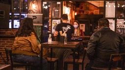 El gobernador había anticipado que si continuaba la tendencia a la baja de los casos, el horario para actividades nocturnas podía extenderse..