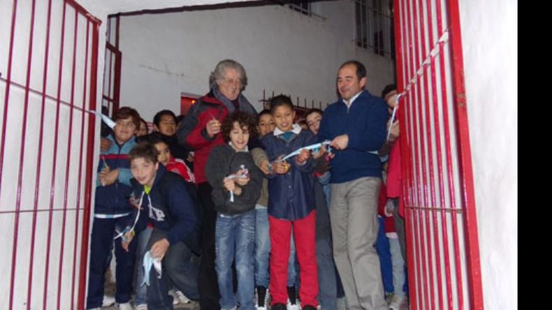 Marcos Cytrynblum y Gustavo Gioseffi cortaron la cinta junto a los chicos..
