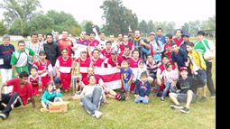SE MIRA Y NO SE TOCA. Villa del Carmen, con la copa, es el nuevo monarca del Torneo Senior 2014..