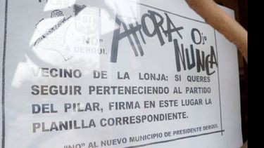 “Ahora o nunca”. El cartel invita a firmar en un comercio de La Lonja..